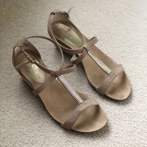 Cute nude sandals!
